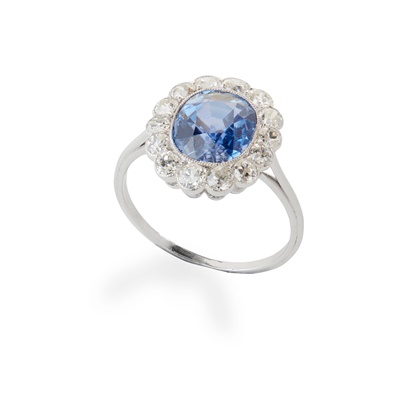 Lot 406 - A sapphire and diamond cluster ring