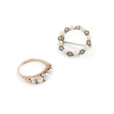 Lot 389 - A five-stone pearl ring
