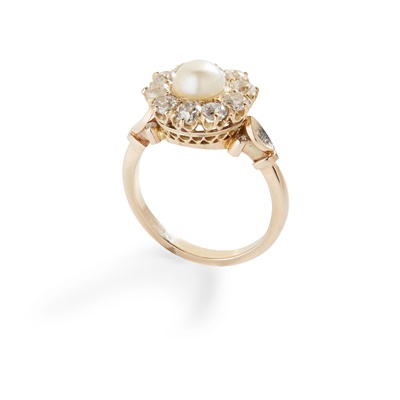 Lot 175 - A pearl and diamond cluster ring