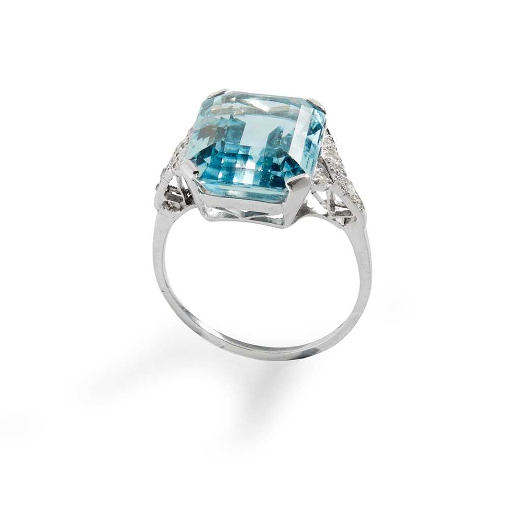 Lot 392 - An aquamarine and diamond cocktail ring