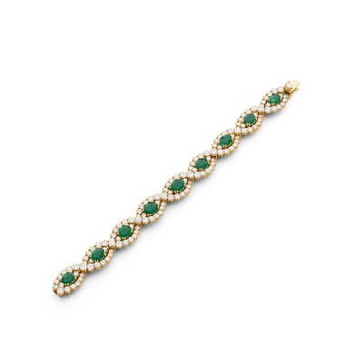 Lot 229 - An emerald and diamond bracelet