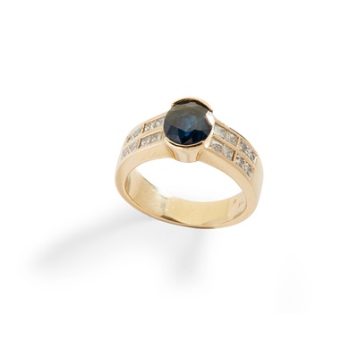 Lot 340 - A sapphire and diamond ring