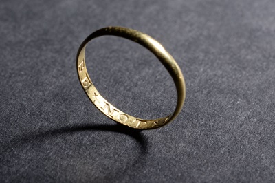 Lot 140 - POSY RING WITH UNIQUE INSCRIPTION