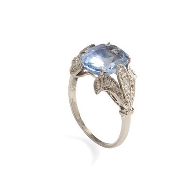 Lot 239 - A sapphire and diamond ring