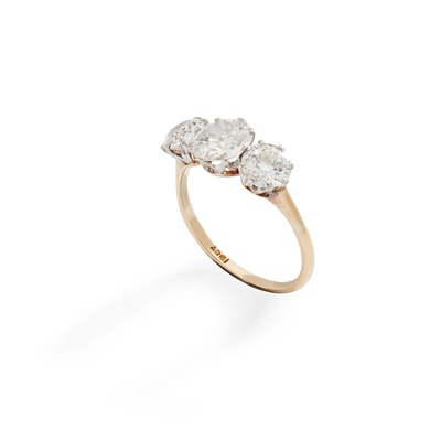 Lot 367 - A three-stone diamond ring