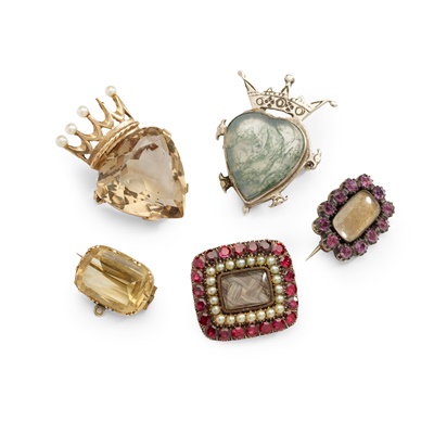 Lot 383 - A collection of brooches