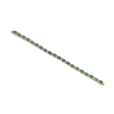 Lot 16 - An emerald and diamond bracelet