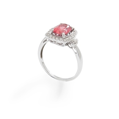 Lot 288 - A spinel and diamond ring