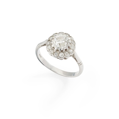 Lot 236 - A diamond cluster ring