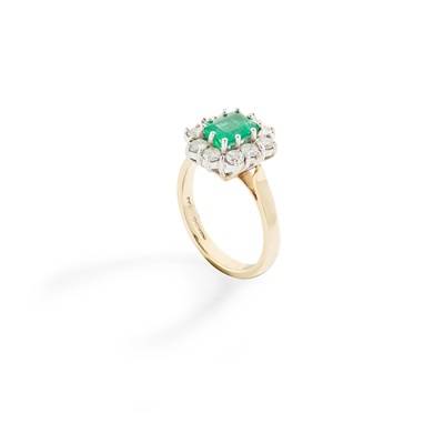 Lot 276 - An emerald and diamond cluster ring