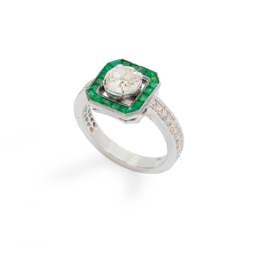 Lot 204 - A diamond and emerald ring