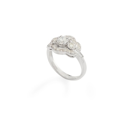Lot 289 - A three-stone diamond ring