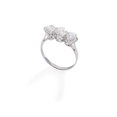 Lot 313 - A three-stone diamond ring