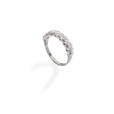 Lot 173 - A seven-stone diamond ring