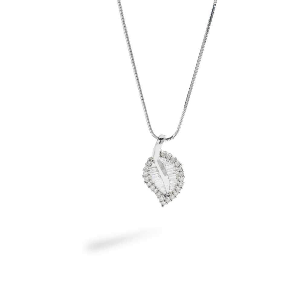 Lot 169 - A diamond pendant and matching earrings