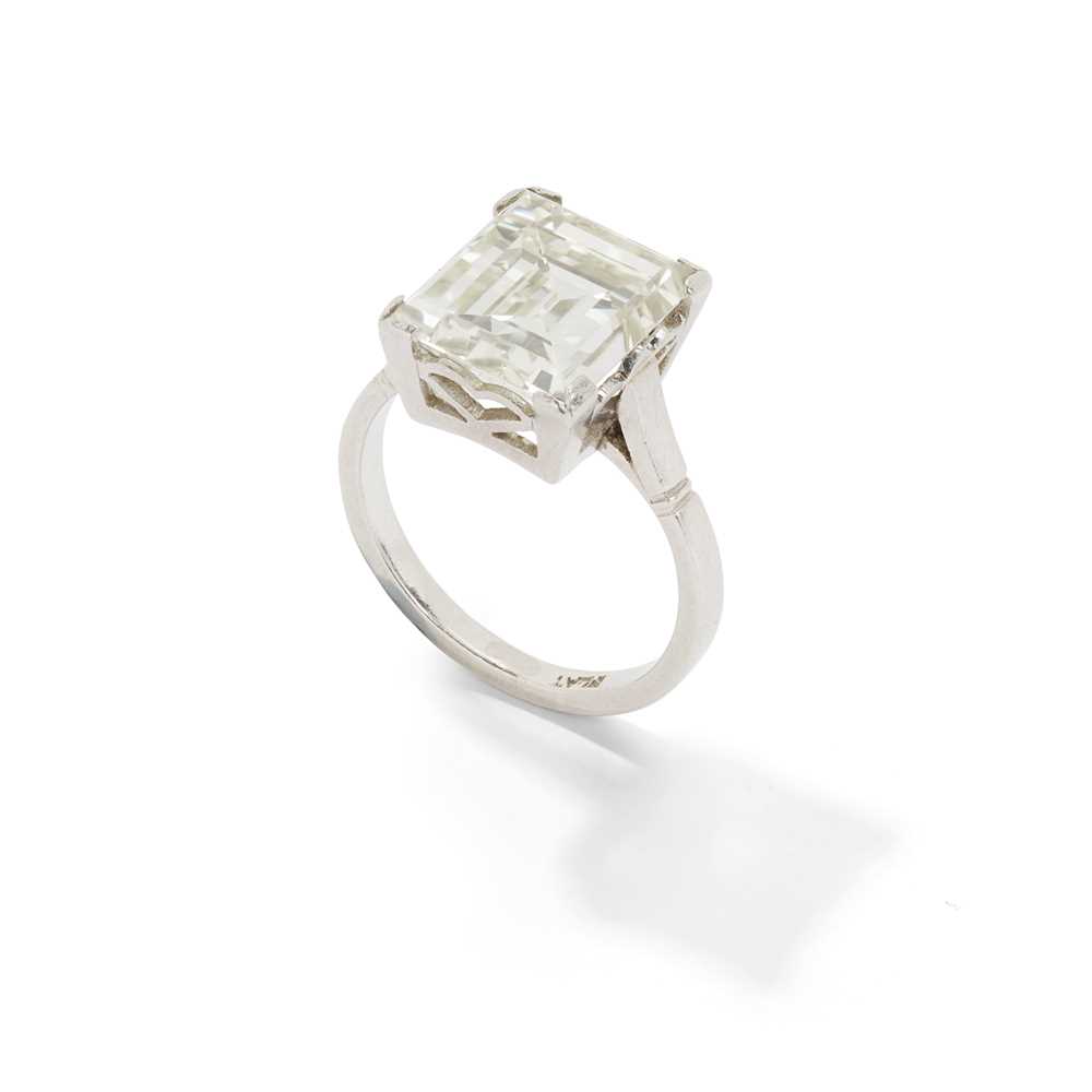 Lot 6 - A diamond single-stone ring