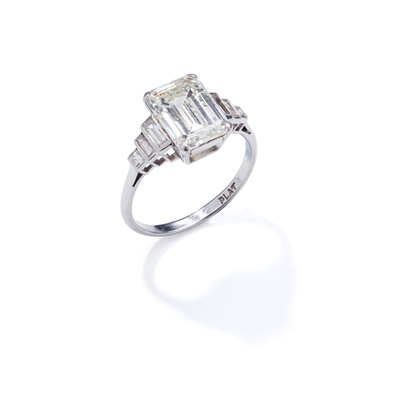 Lot 7 - A diamond single-stone ring