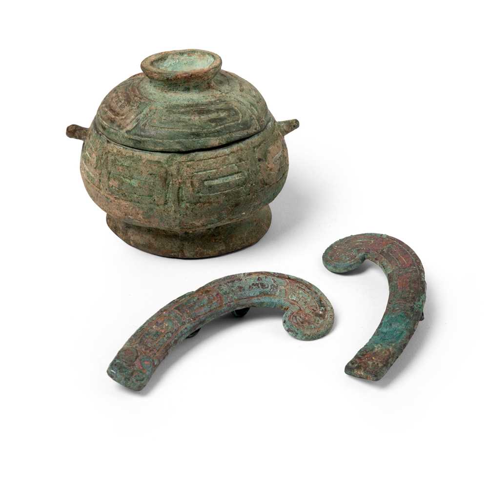 Lot 22 - ARCHAIC BRONZE RITUAL FOOD VESSEL AND COVER, GUI