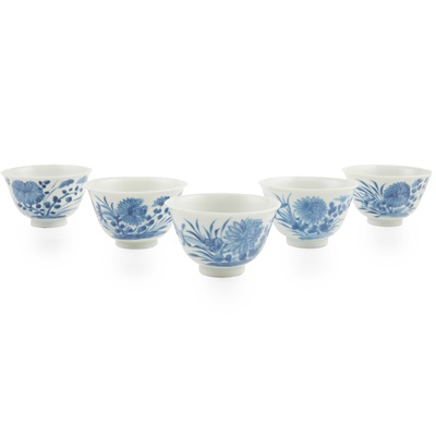 Lot 159 - GROUP OF FIVE BLUE AND WHITE CUPS