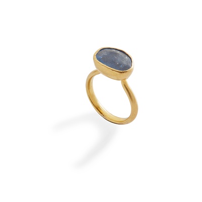 Lot 166 - A sapphire single-stone ring