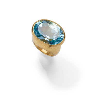 Lot 124 - A blue topaz dress ring