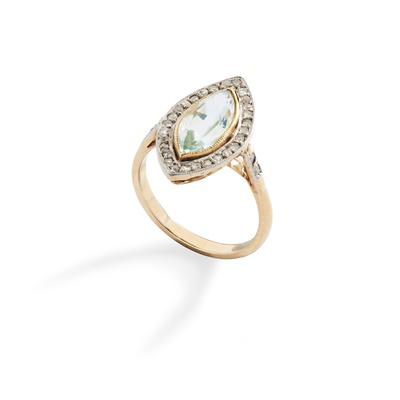Lot 327 - An aquamarine and diamond ring