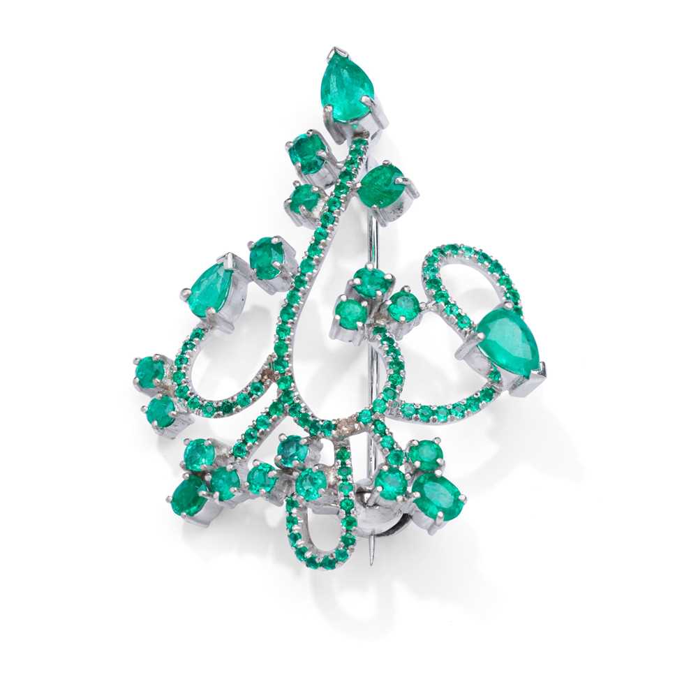 Lot 98 - An emerald pendant/brooch