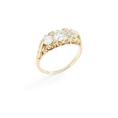 Lot 237 - A three-stone diamond ring