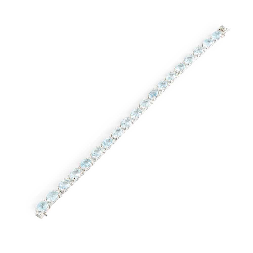 Lot 213 - An aquamarine and diamond bracelet
