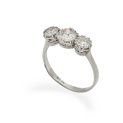 Lot 200 - A three-stone diamond ring