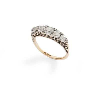 Lot 158 - A Victorian five-stone diamond ring