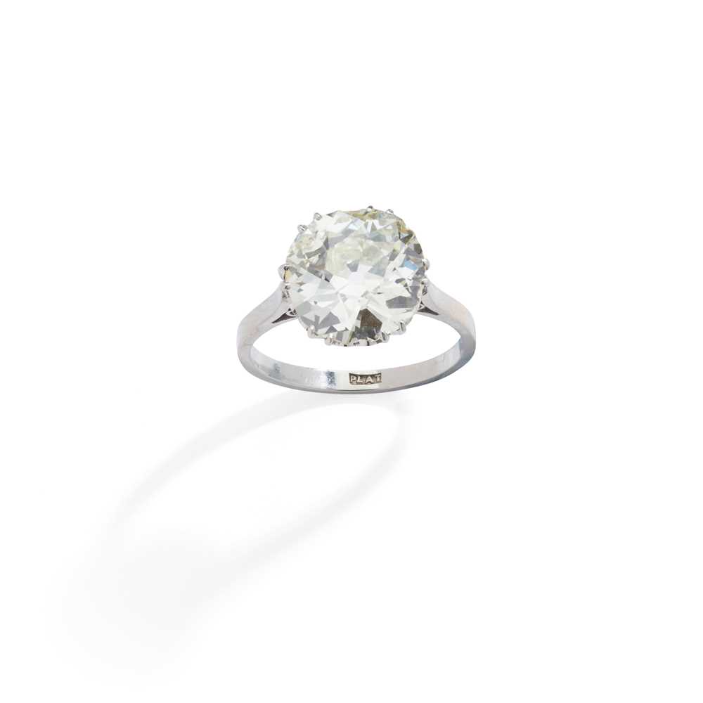 Lot 93 - A diamond single-stone ring