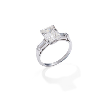 Lot 101 - A diamond single-stone ring