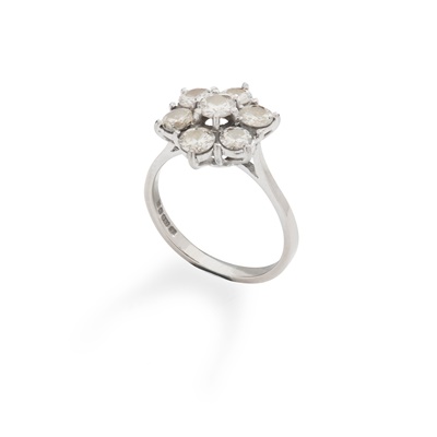 Lot 275 - A diamond cluster ring