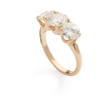 Lot 184 - A three-stone diamond ring