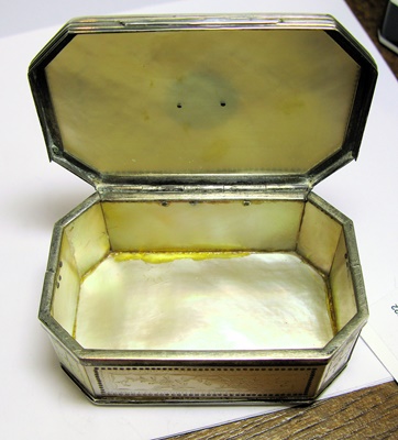 Lot 100 - A Georgian mother-of-pearl snuff box
