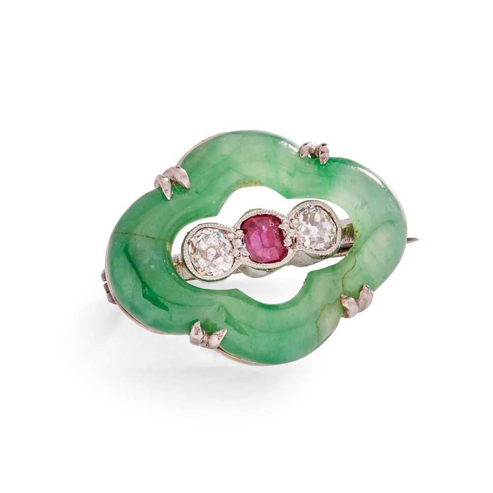 Lot 303 - An early 20th-Century jadeite, diamond and ruby brooch