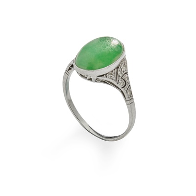Lot 302 - An early 20th-Century jadeite and diamond ring