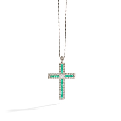 Lot 92 - An emerald and diamond cross pendant