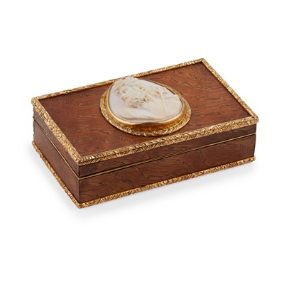 Lot 28 - An early 19th-Century French yew wood snuff box