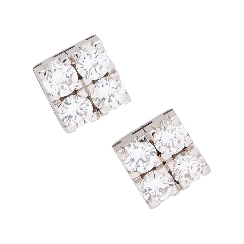 Lot 263 - A pair of diamond cluster earrings