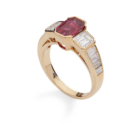 Lot 227 - A ruby and diamond ring