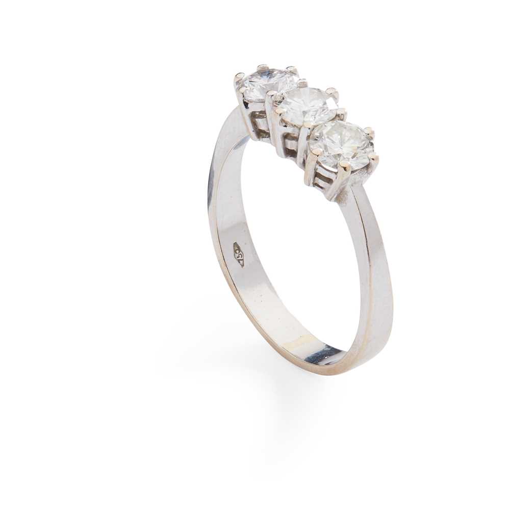 Lot 206 - A three-stone diamond ring
