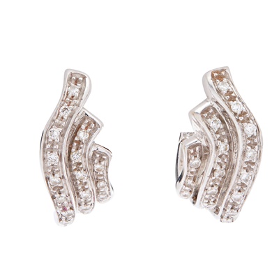 Lot 290 - A pair of diamond earrings