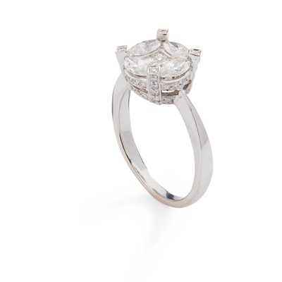 Lot 67 - A diamond cluster ring