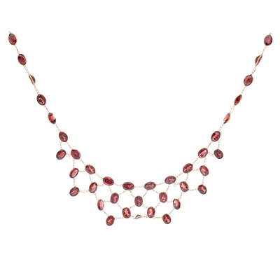 Lot 348 - A garnet necklace