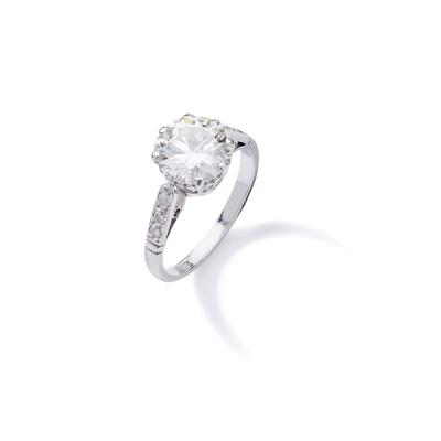 Lot 141 - A diamond single-stone ring
