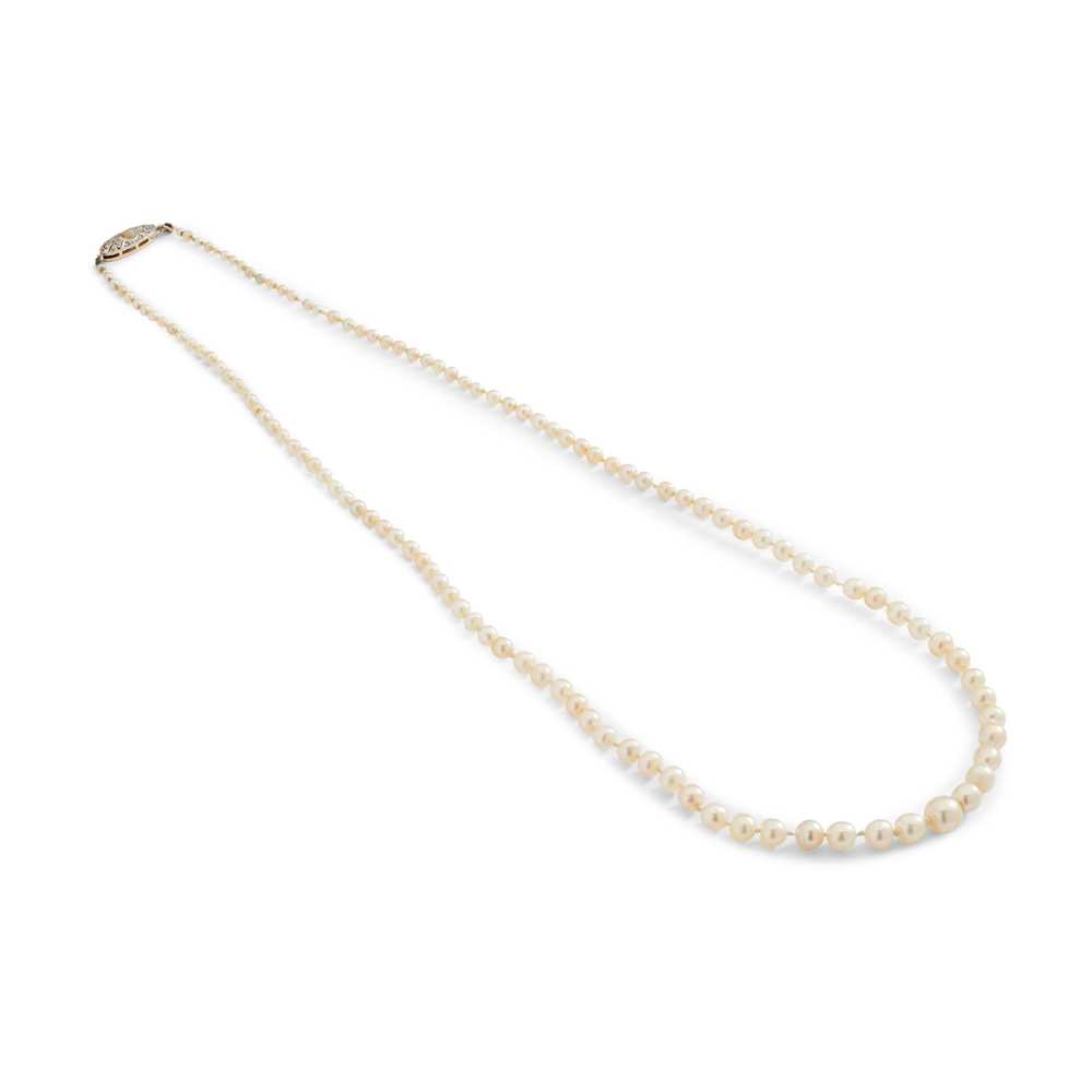 Lot 47 - A natural pearl necklace