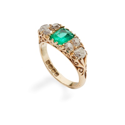 Lot 195 - An Edwardian emerald and diamond ring