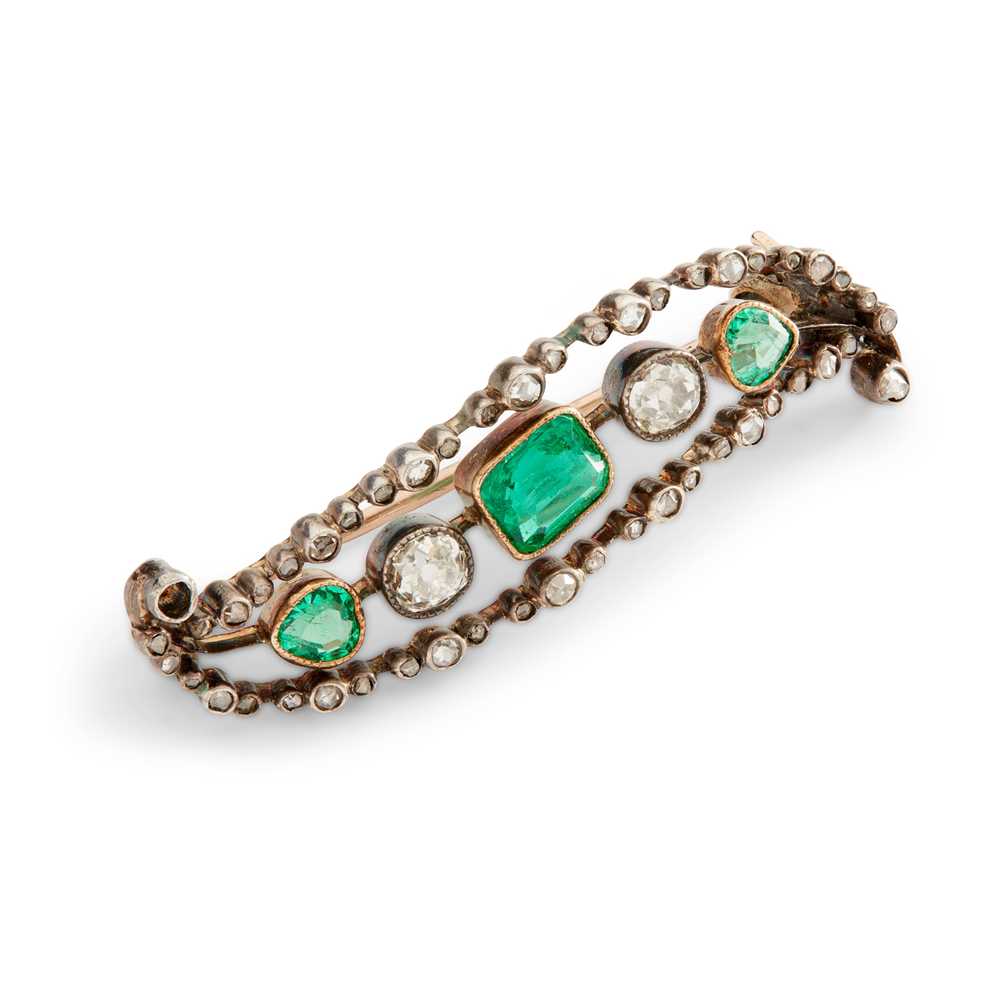 Lot 6 - An emerald and diamond brooch